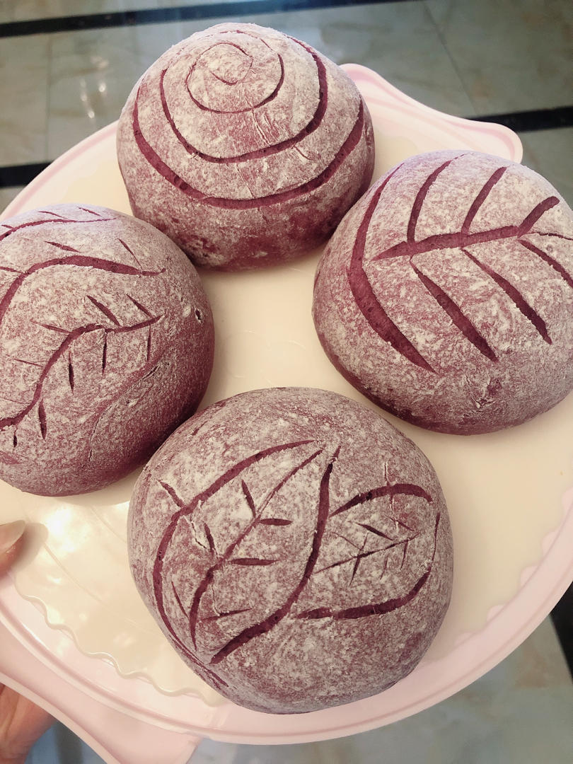 木有调调的女人做的紫薯软欧包(内馅有麻薯,肉松,芋泥,口感超赞)配