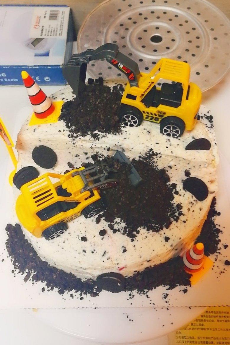 武汉圣春暖通陈迎台做的工程车生日蛋糕