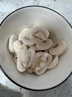 西兰花炒白蘑菇的做法 步骤2