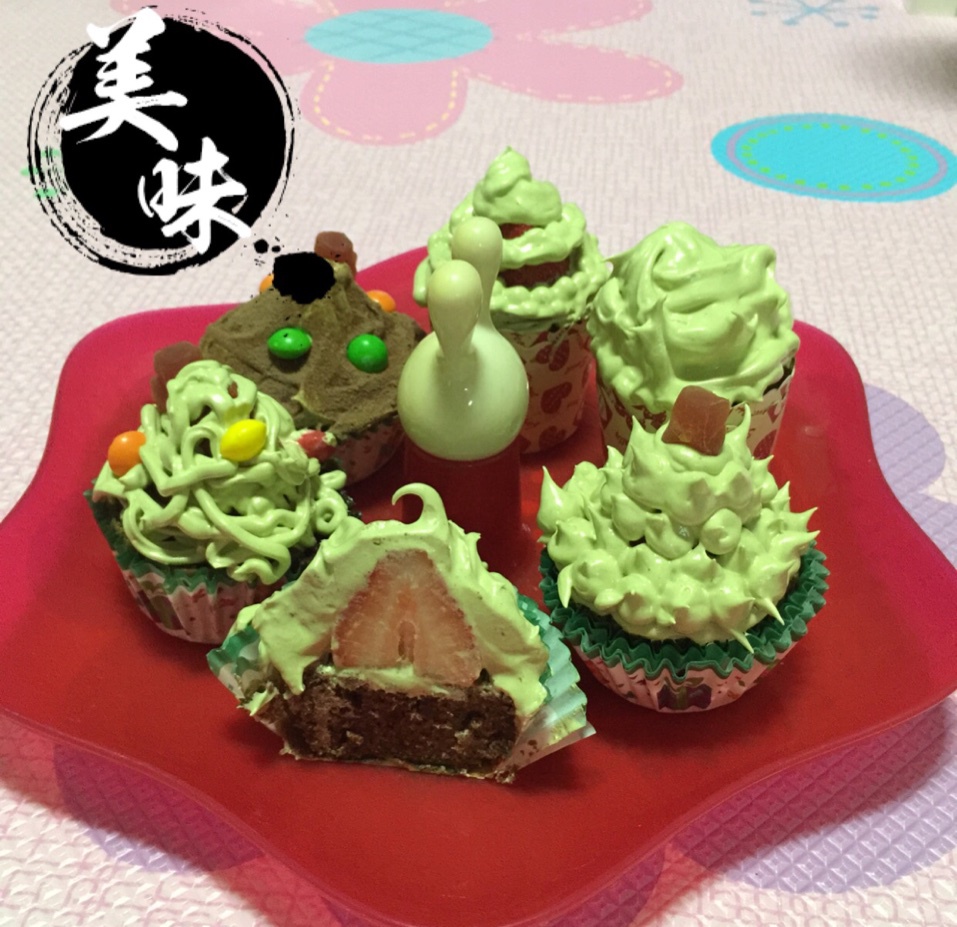 圣诞草莓心圣诞树杯子蛋糕