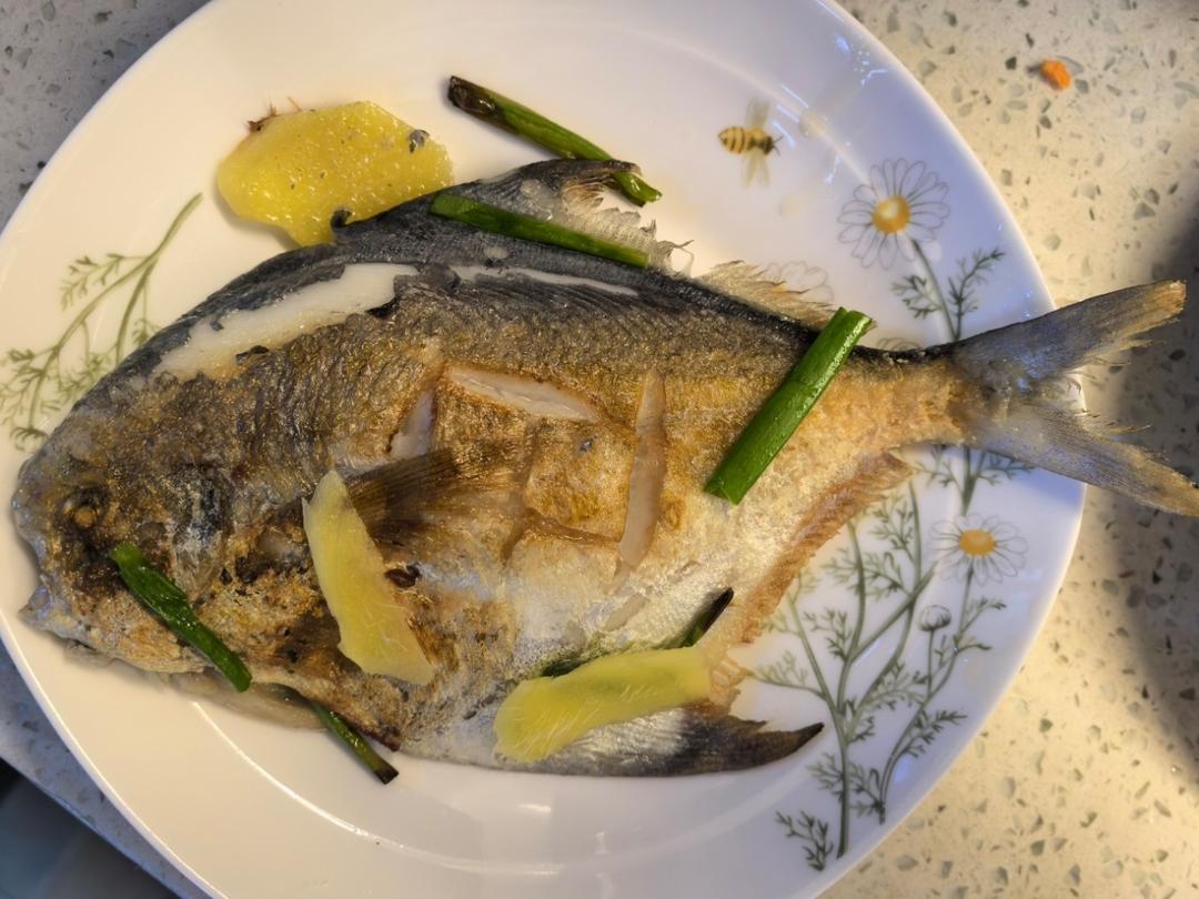 完美版干煎鲳鱼，皮不破、肉不碎、外香里嫩。