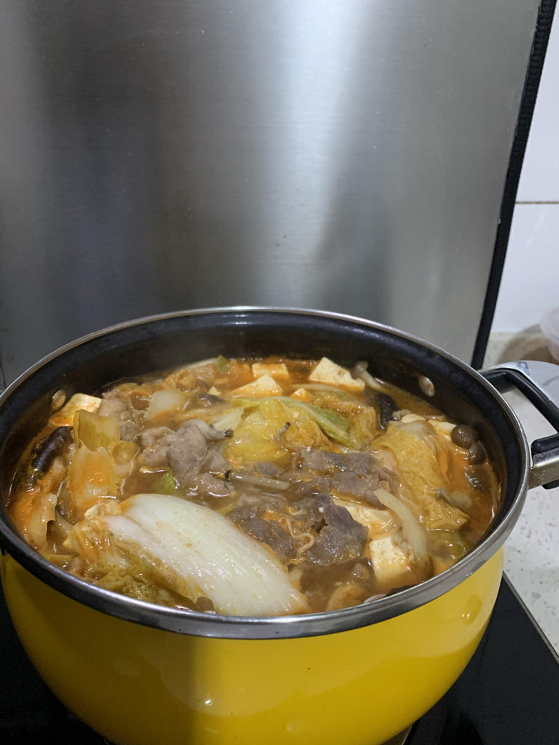 韩式鲜菌辣肥牛汤锅