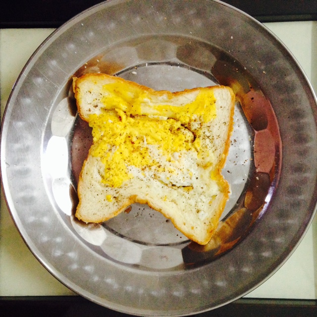 土司煎蛋 Egg-in-a-hole