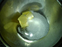 炭烧莲蓉蛋黄月饼的做法 步骤2