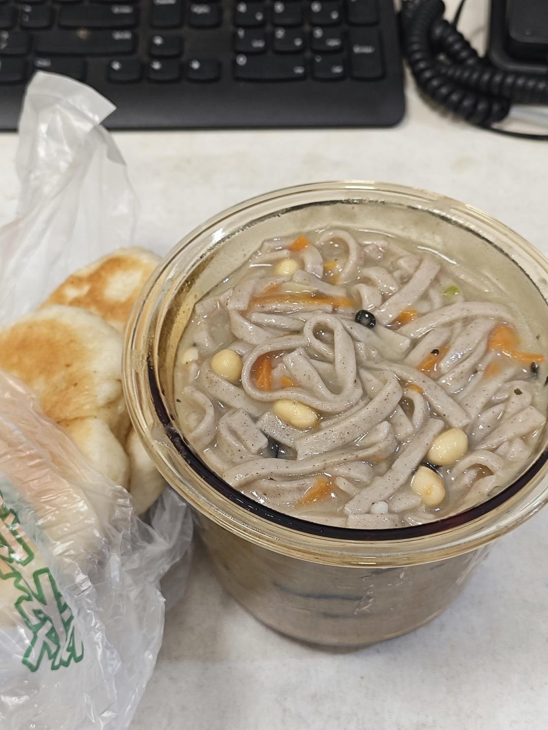 老家特产'芝麻叶面条'