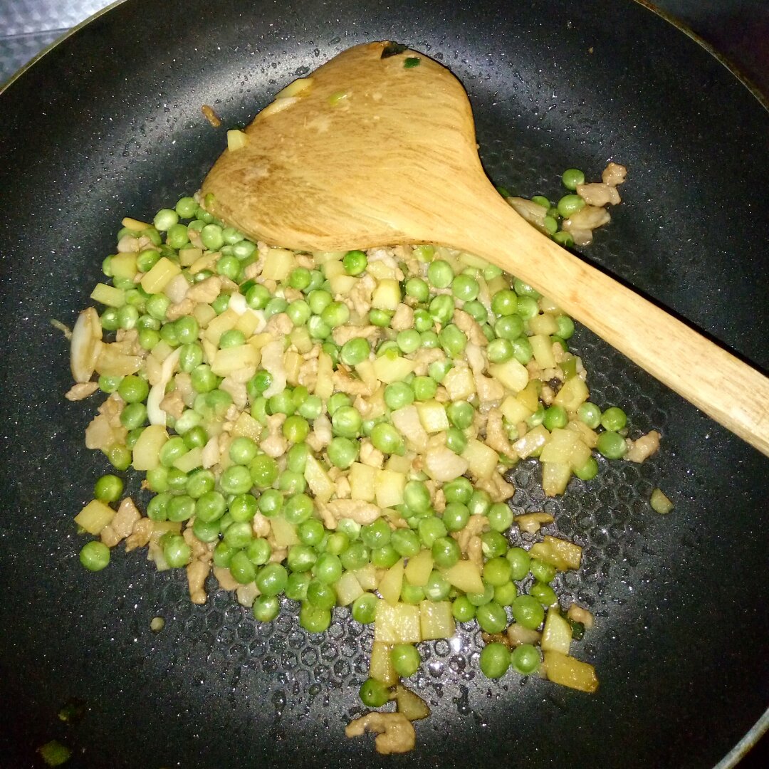 青豌豆炒肉丁