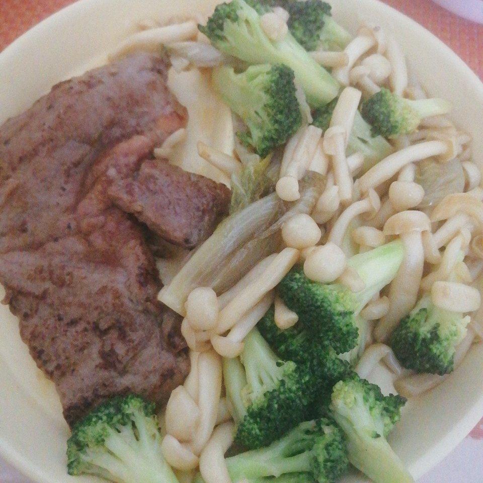 好吃不胖的西兰花炒菌菇