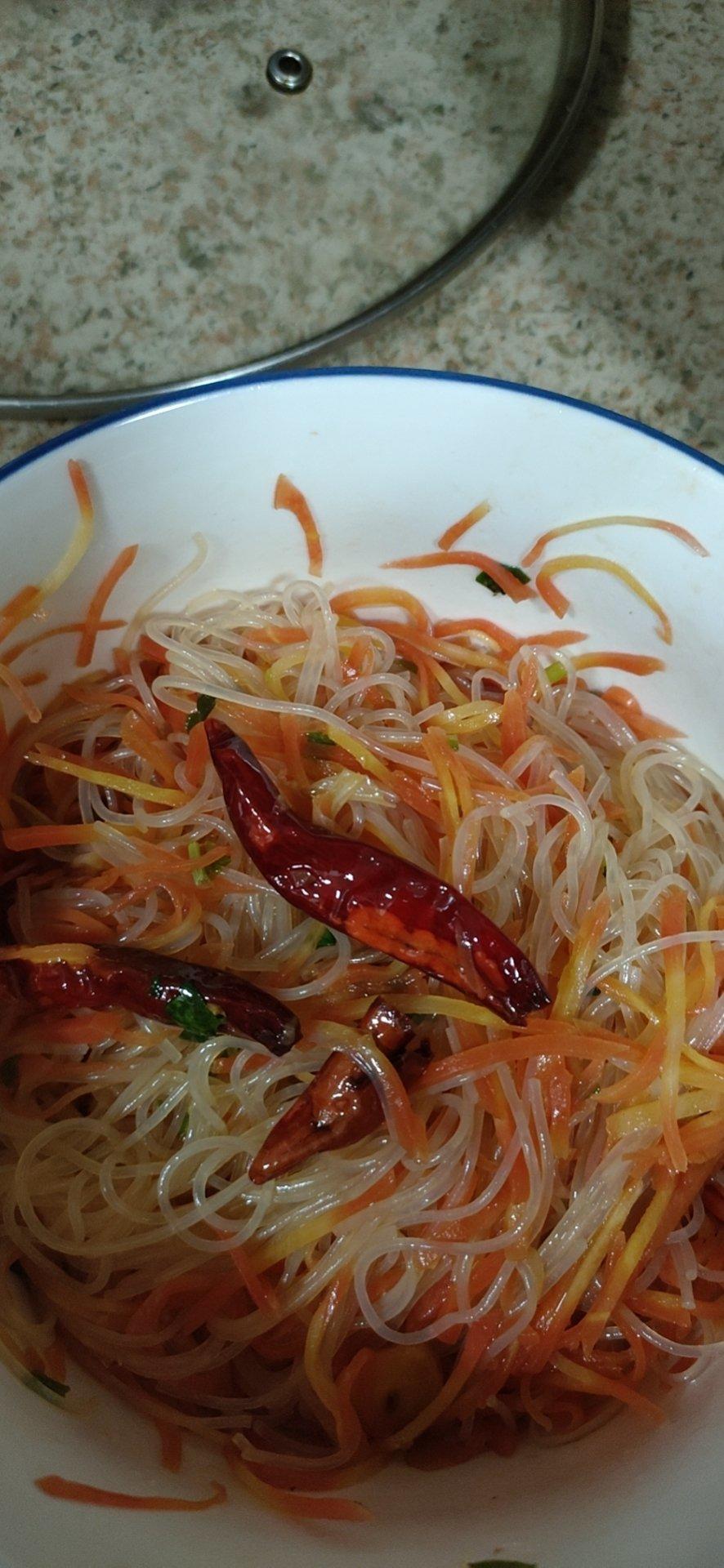 凉拌胡萝卜丝 冬天里的下饭爽口菜