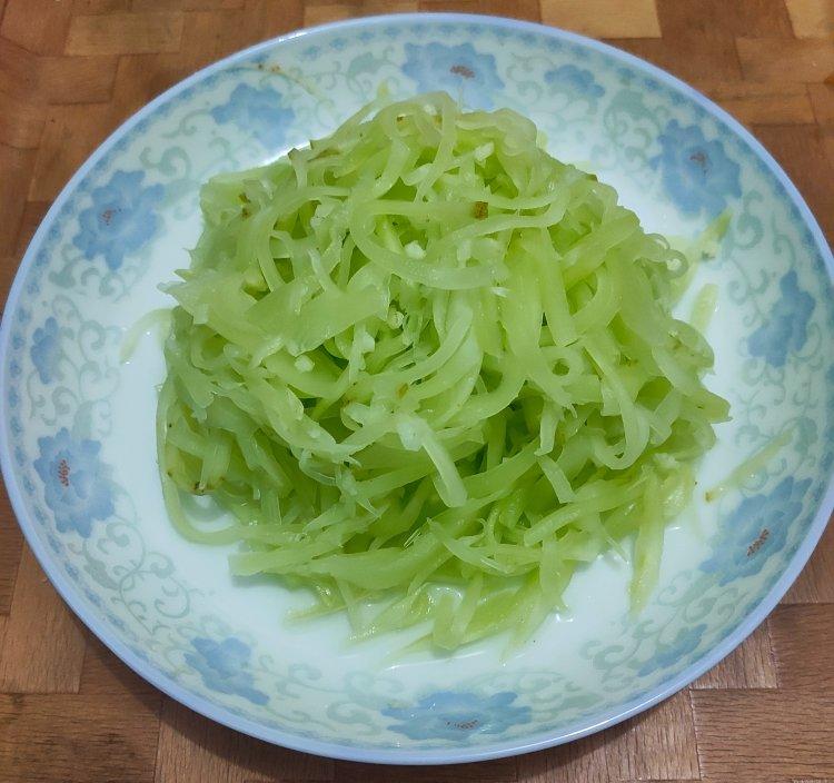 厨师长教你：夏日开胃小菜“凉拌莴笋丝”的家常做法，简单易学赶紧收藏吧