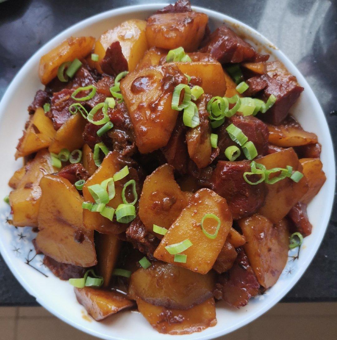 土豆炖熟牛肉
