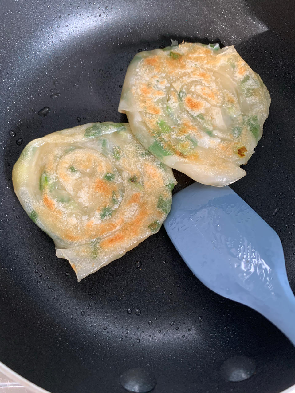 剩云吞皮的华丽变身，懒人版香脆可口葱油饼