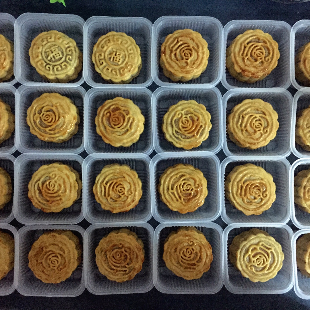 广式月饼－－蛋黄豆沙月饼