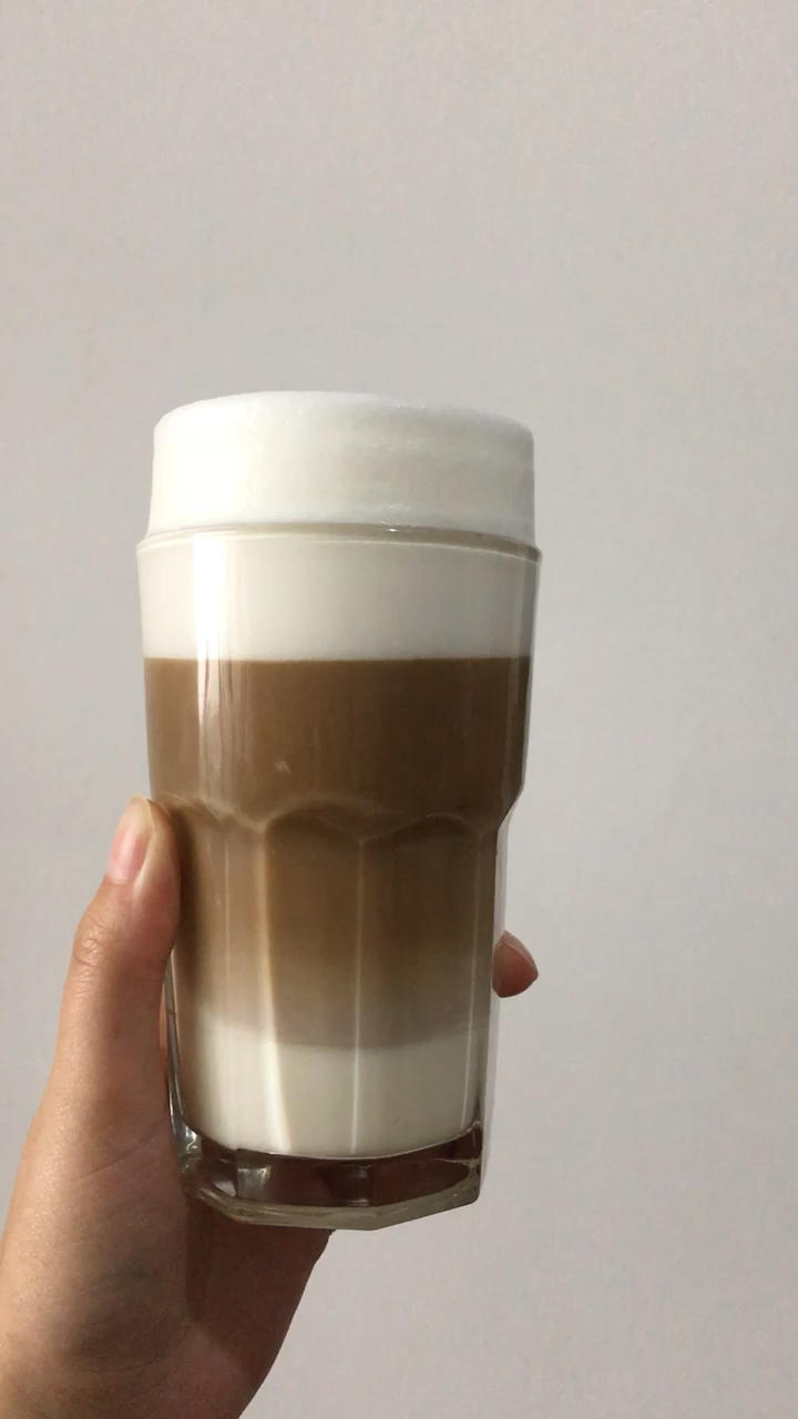 手持奶泡器打出绵密奶泡