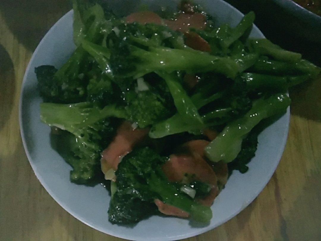 {☀快手晚餐☀}火腿肠滑蛋西兰花