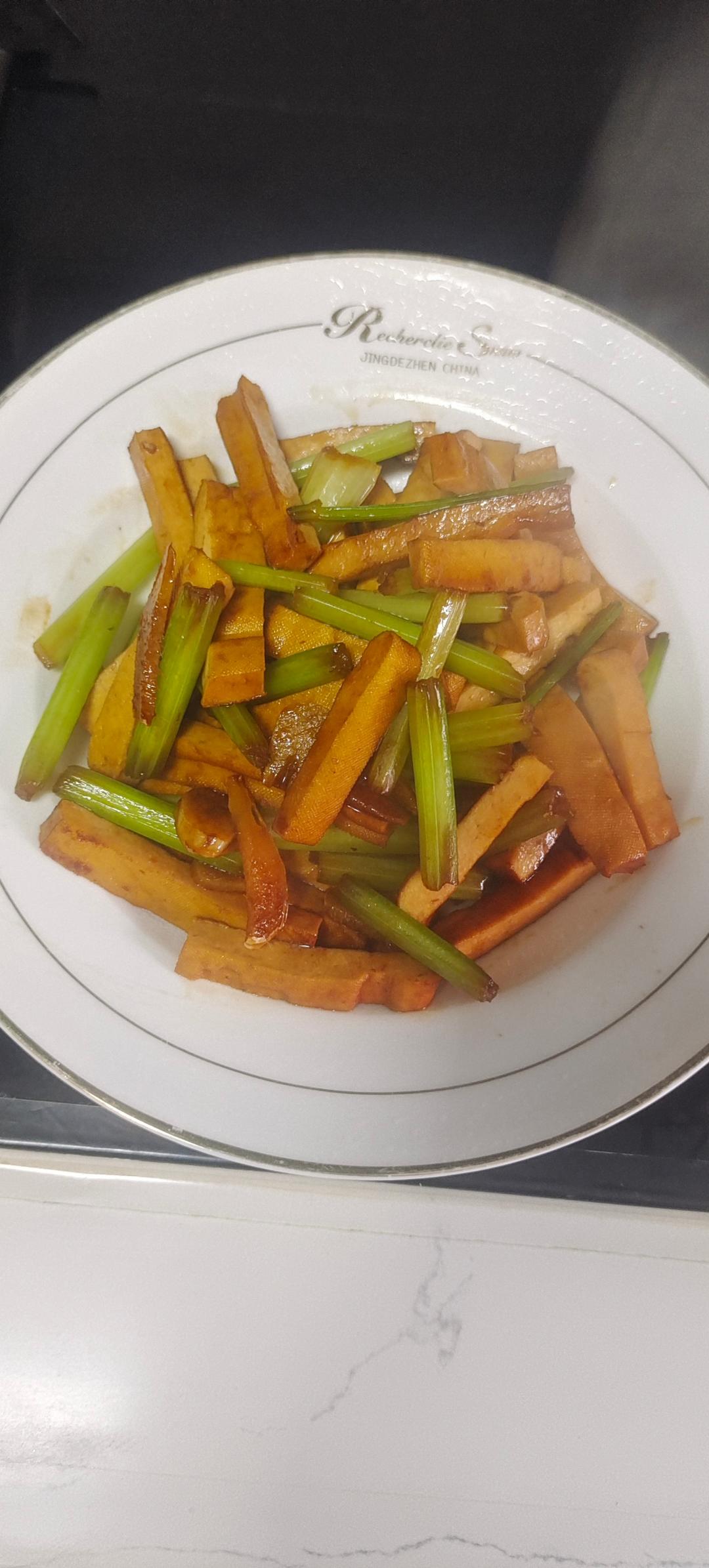 超简单的香干炒芹菜