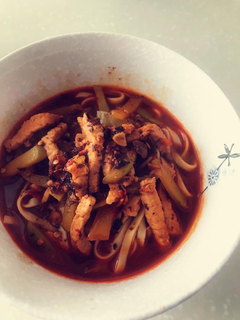 教你在家也可以做的榨菜肉丝面，香辣开胃，面条好吃到连汤都不剩