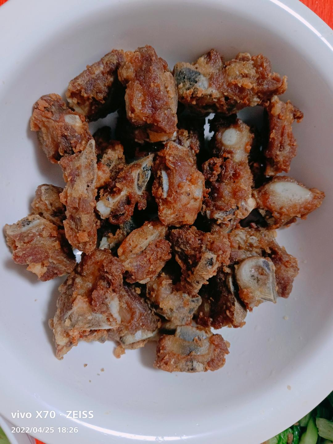 我家排骨从不红烧，加一些大蒜，出锅香喷喷，孩子吃完舔手指