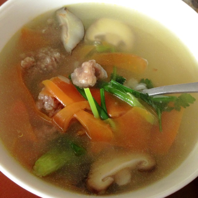 金针菇豆腐肉片汤