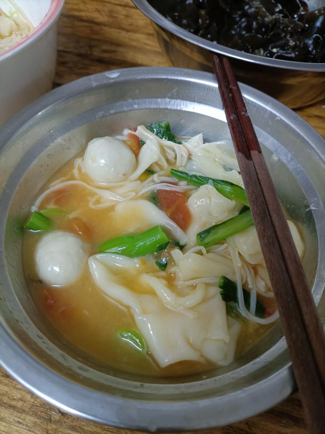 面片汤，面片爽滑筋道又柔软，汤汁鲜美