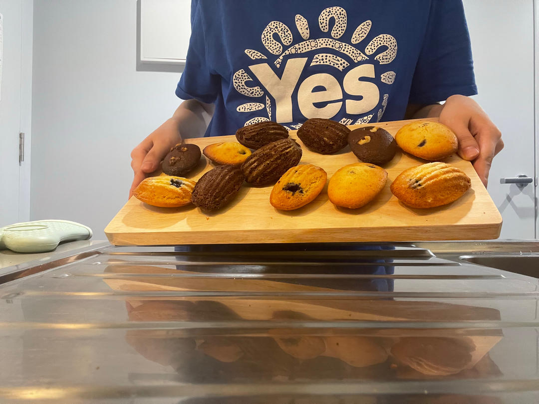 玛德琳（蓝带方）