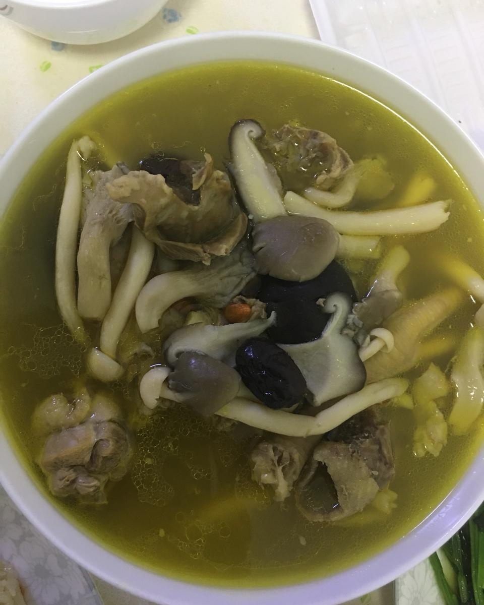 菌菇炖鸡汤