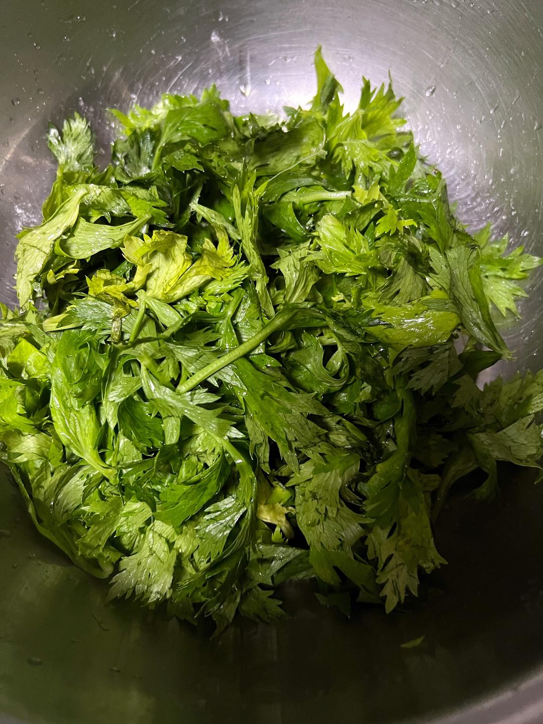 粉蒸芹菜叶的做法 步骤3