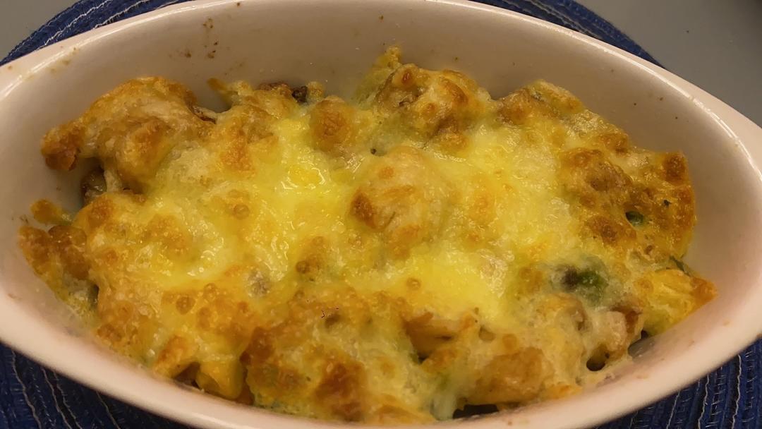 煎鸡胸肉炒咸蛋黄焗芝士的做法