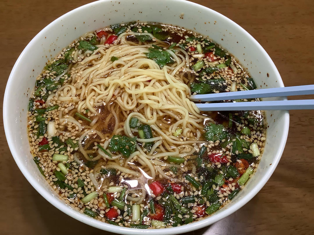 好吃到舔盘子的酸辣凉拌方便面～