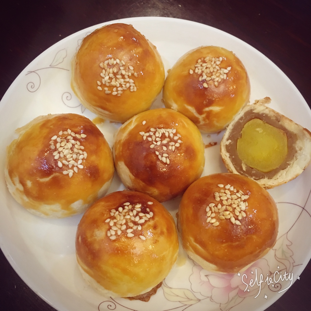蛋黄酥 Danhuangsu