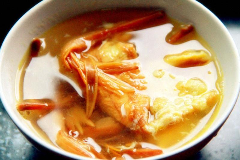 黄花菜煎蛋汤的做法