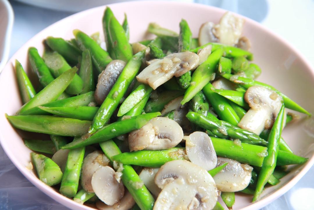 大红肚兜儿做的芦笋炒蘑菇