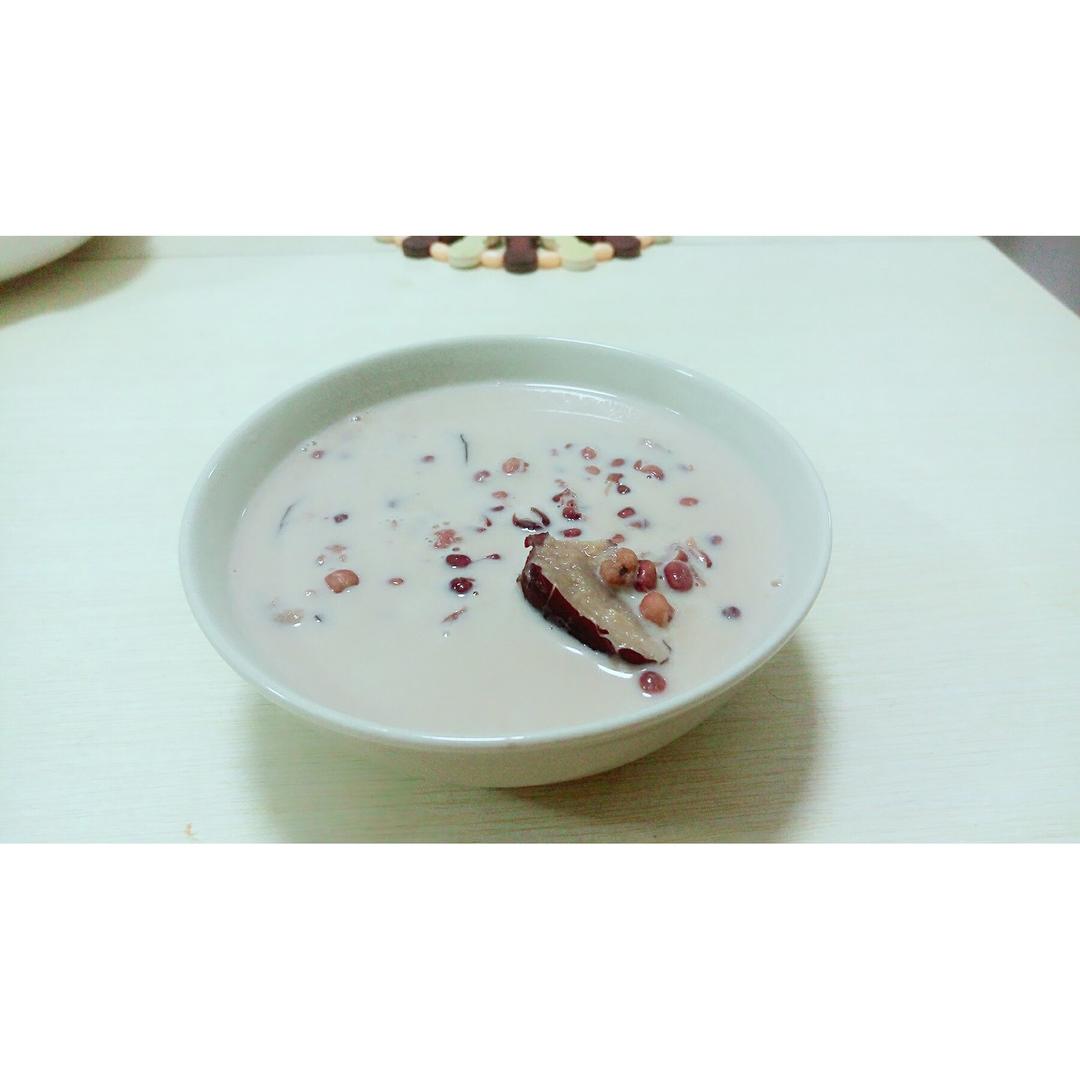 红枣红豆薏仁牛奶粥