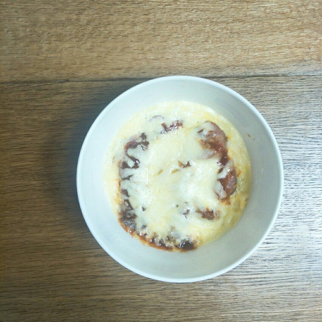 只需摆好材料去微波！惊艳全家的早餐端上桌：香肠奶酪烘蛋