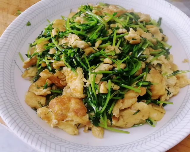 豌豆苗炒鸡蛋 这一口鲜 的做法步骤图 棒棒糖yummy 下厨房 豌豆苗炒鸡蛋 这一口鲜 的做法步骤图 棒棒糖yummy 下厨房