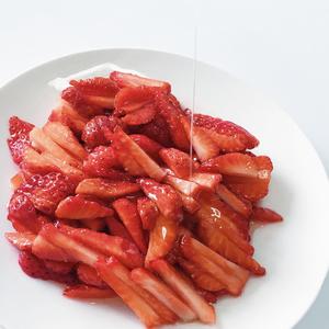Strawberry Bingsu 韩国草莓雪冰/牛奶刨冰的做法 步骤1