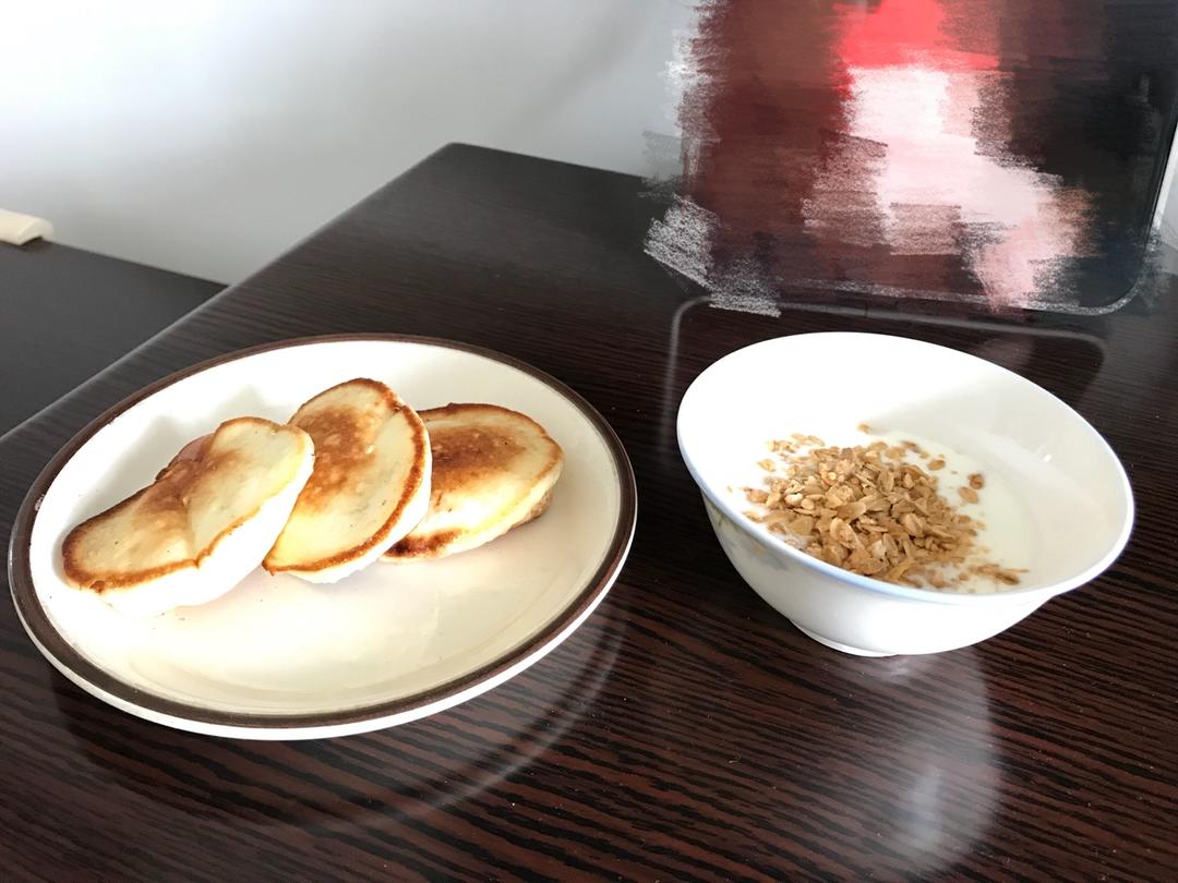 【酸奶松饼yogurt pancake】，搭上黑莓果酱和枫糖的美味。