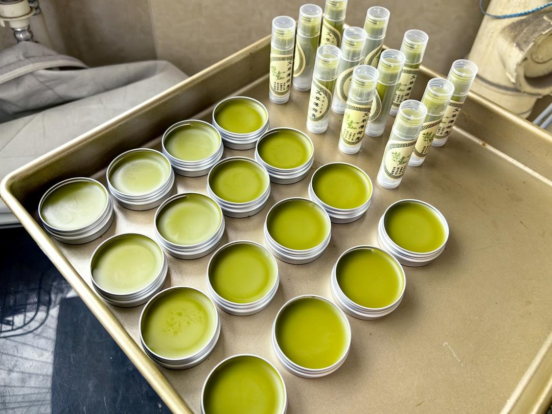 天气变热，今天给家人做了艾草驱蚊止痒膏