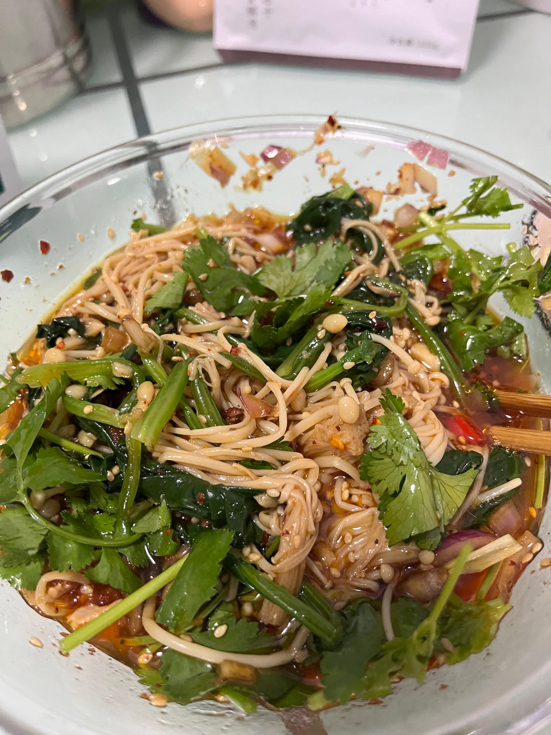 解馋减脂餐！酸辣开胃又下饭的菠菜拌金针菇