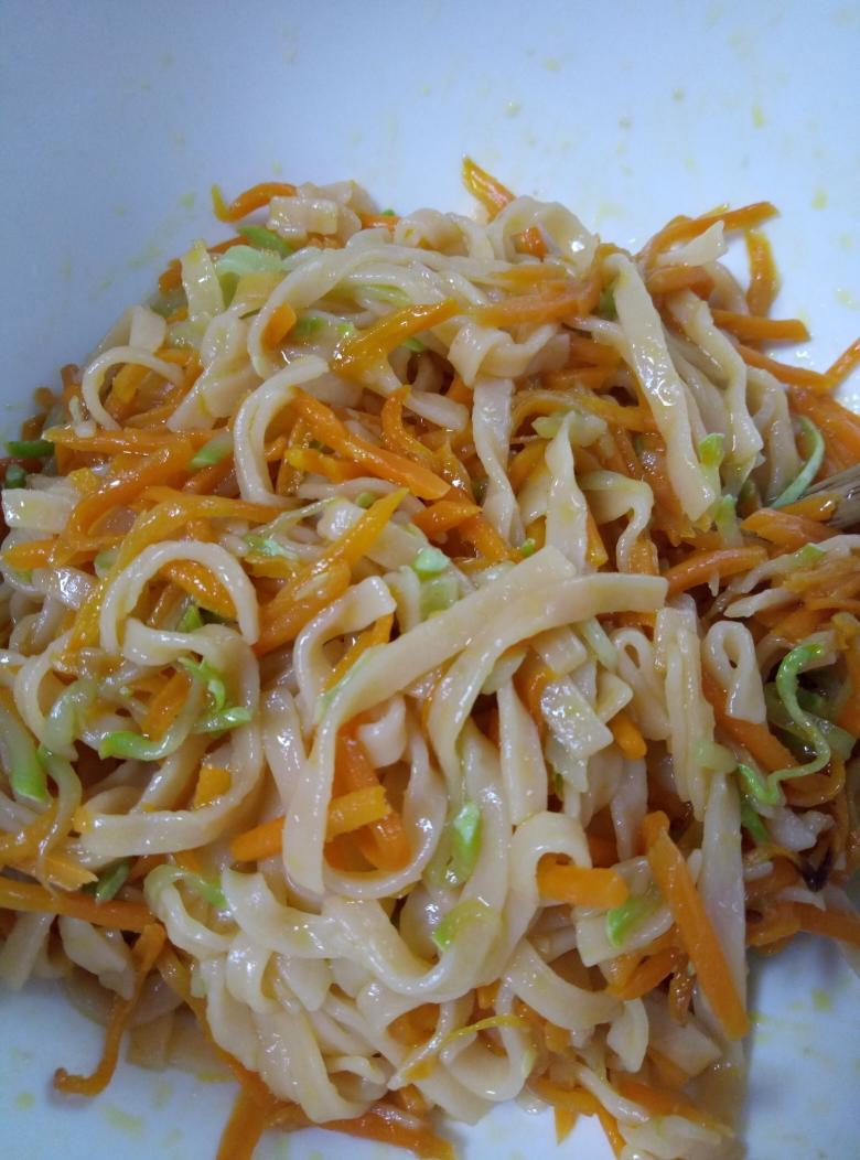 胡萝卜炒面条的做法