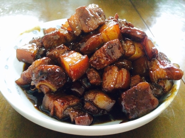 吃着碗里望着锅里的红烧肉