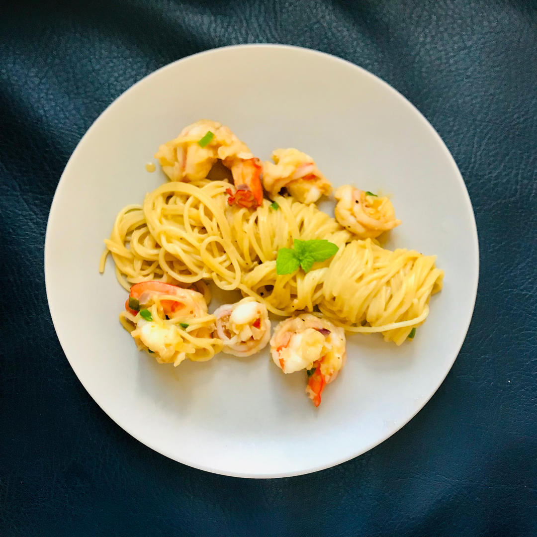 【咸蛋黄虾仁意面】裹满金沙的意面会发光