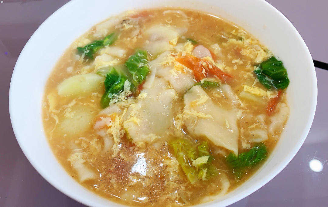 面片汤，面片爽滑筋道又柔软，汤汁鲜美