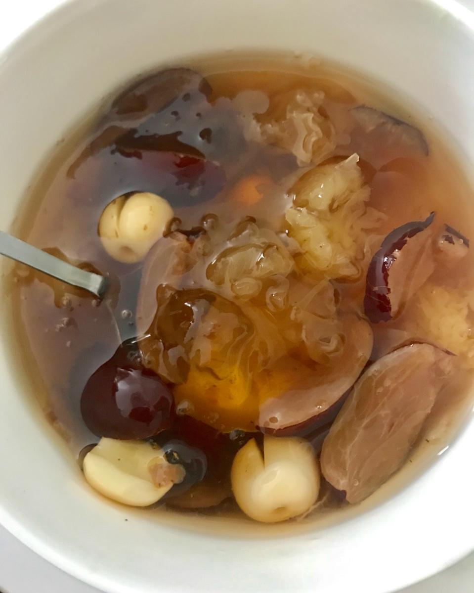 红枣莲子银耳汤
