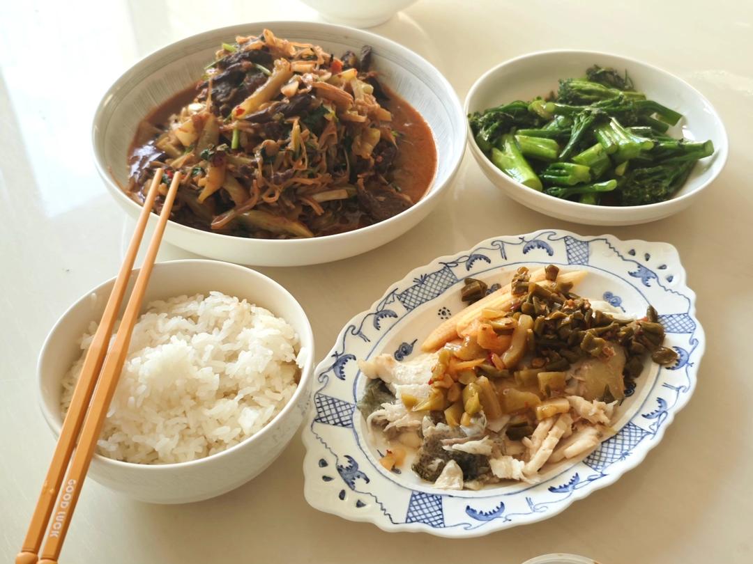 夏季的鲈鱼鲜美肥嫩，用潮汕贡菜做配菜，更能品尝到鱼肉的鲜与嫩