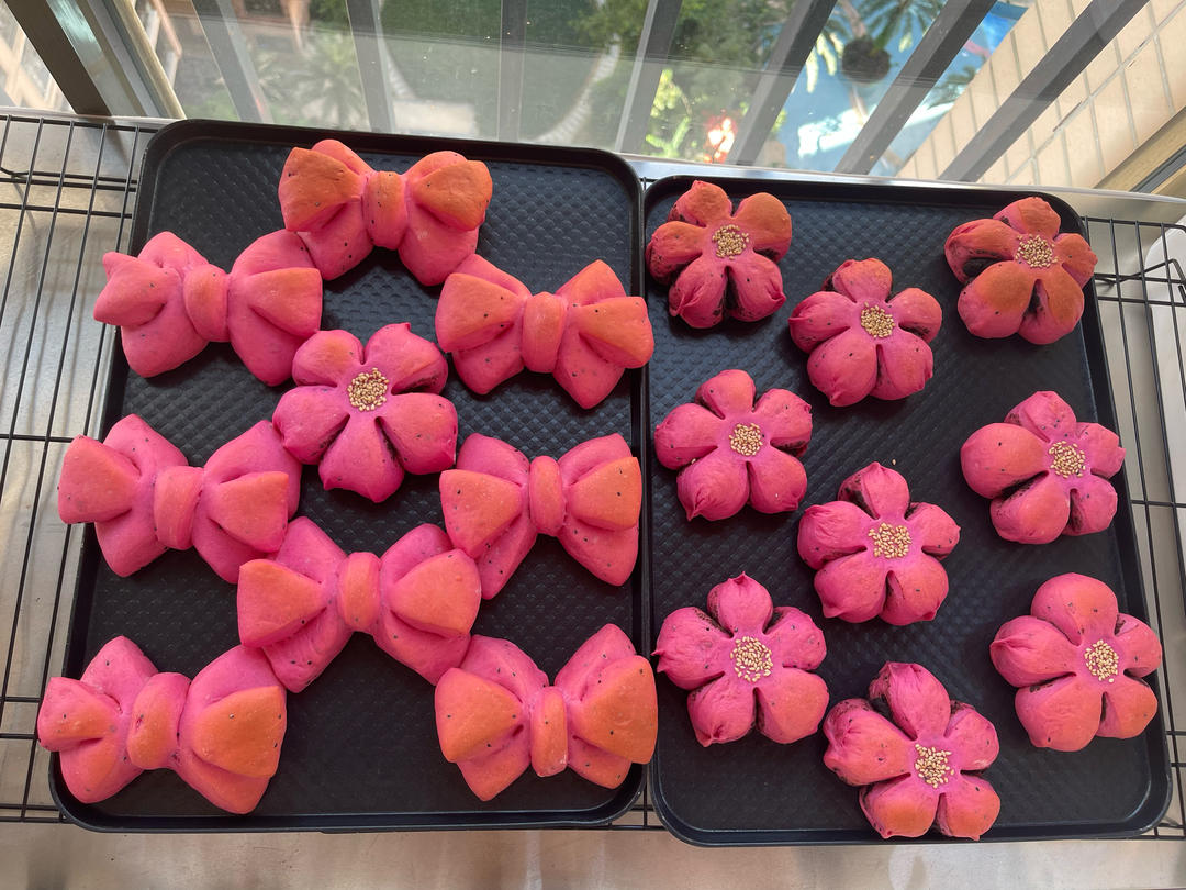 火龙果软欧包，粉嘟嘟～