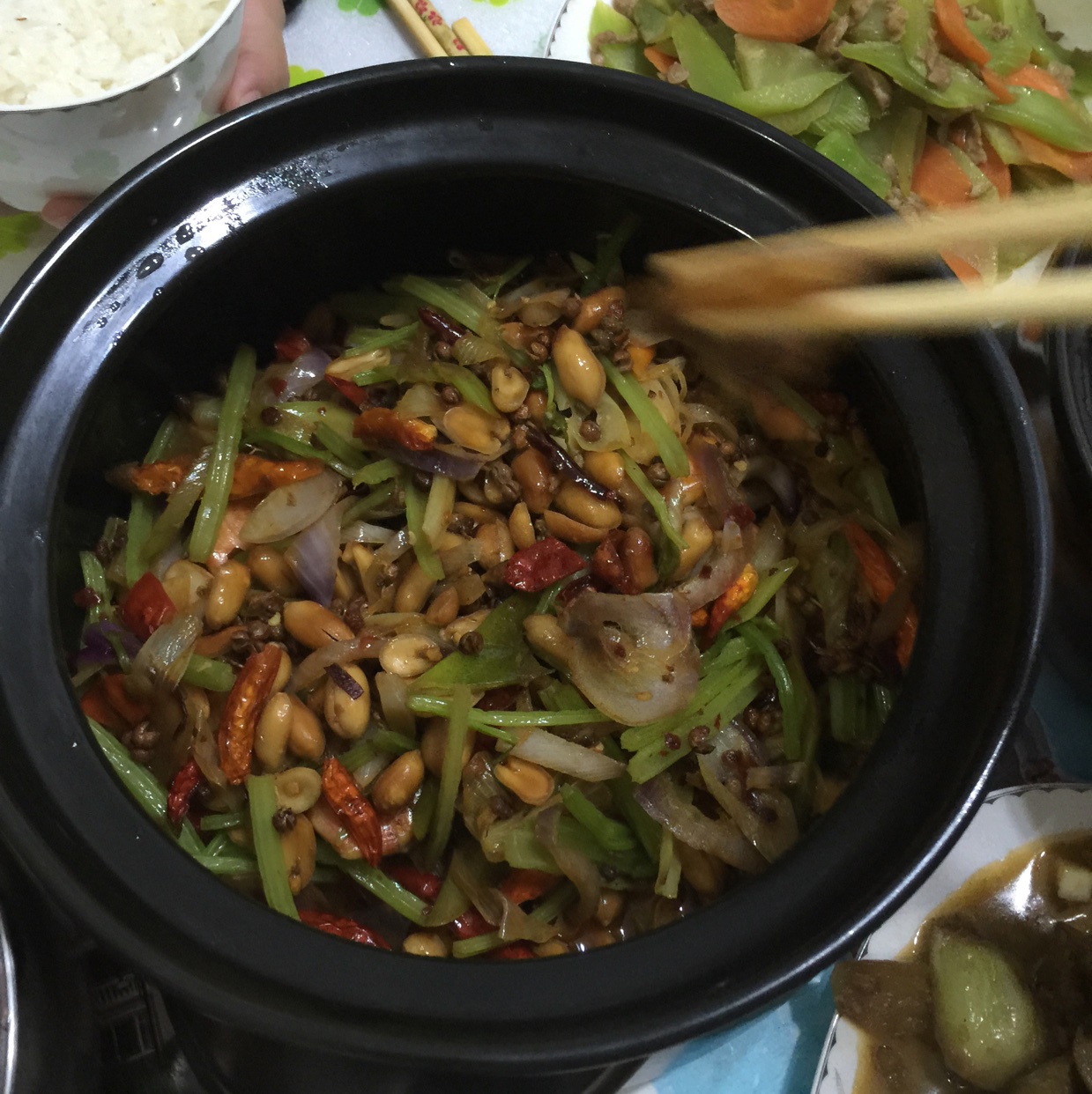 能瞬间引爆味蕾的【香辣干锅虾】