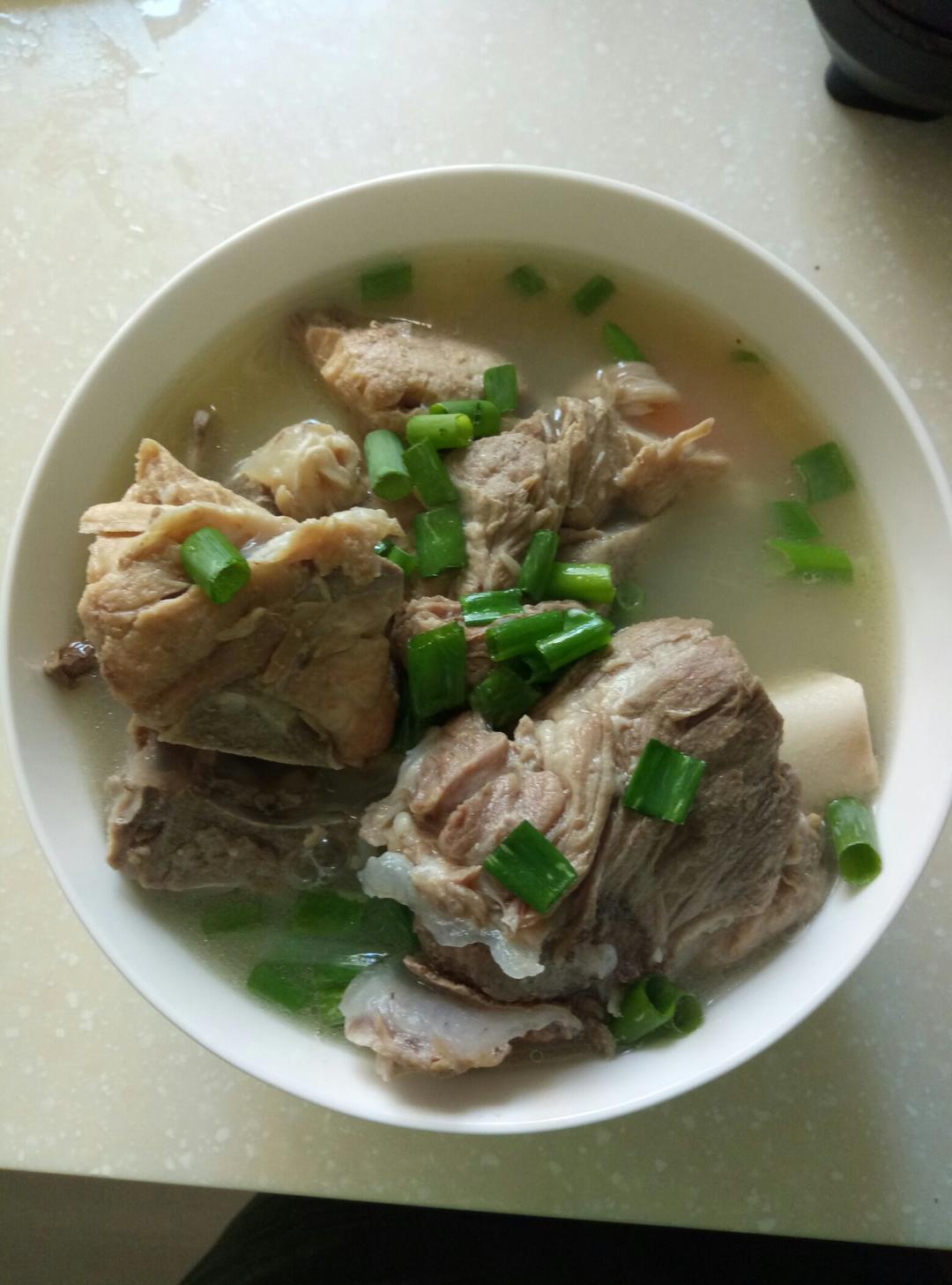 泪幽灵做的非常简单又美味的大骨头汤