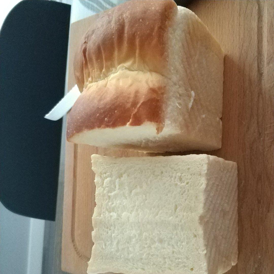 两条超级软的甜甜吐司