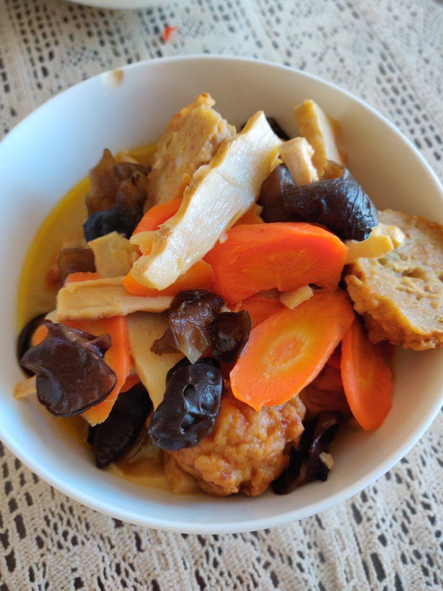 肉丸子胡萝卜黑木耳腐竹粉丝煲（好长的名字^_^）