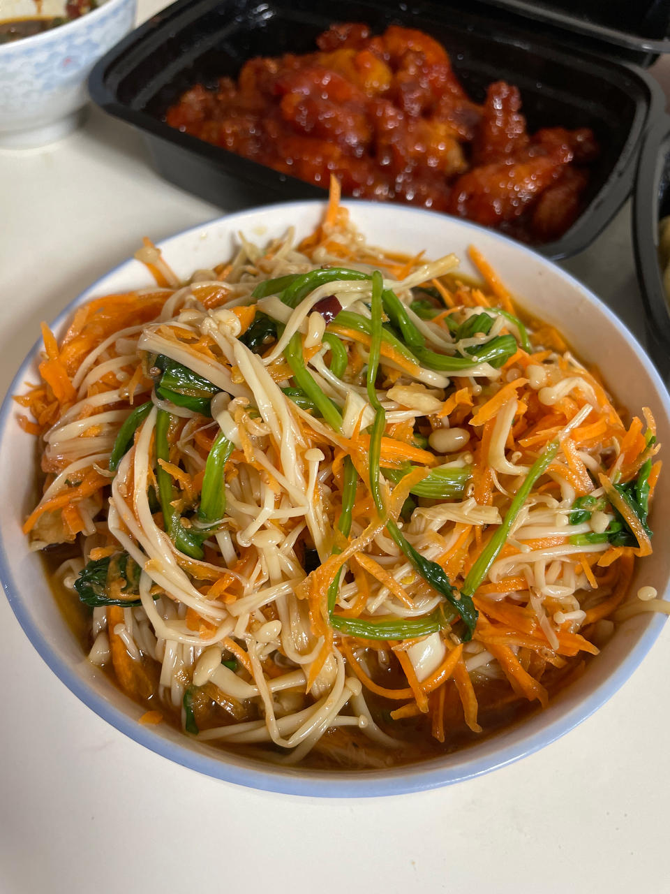 解馋减脂餐！酸辣开胃又下饭的菠菜拌金针菇